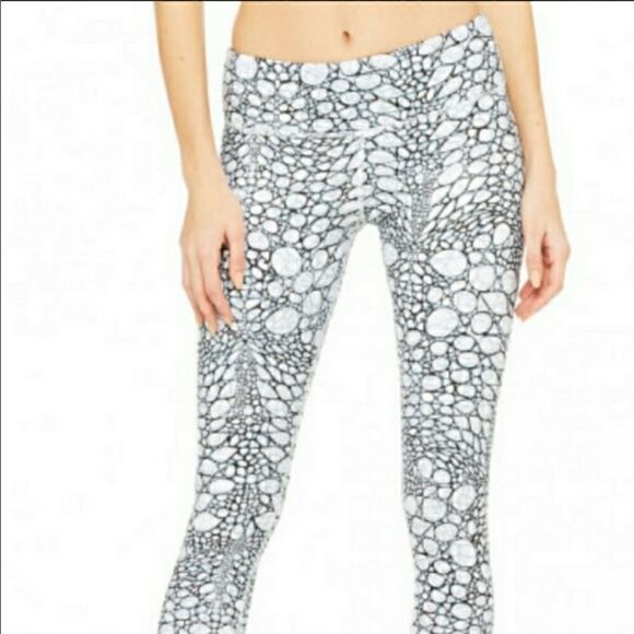 nwt Alo Yoga Iguana Airbrush white leggings sz xs - Picture 3 of 10